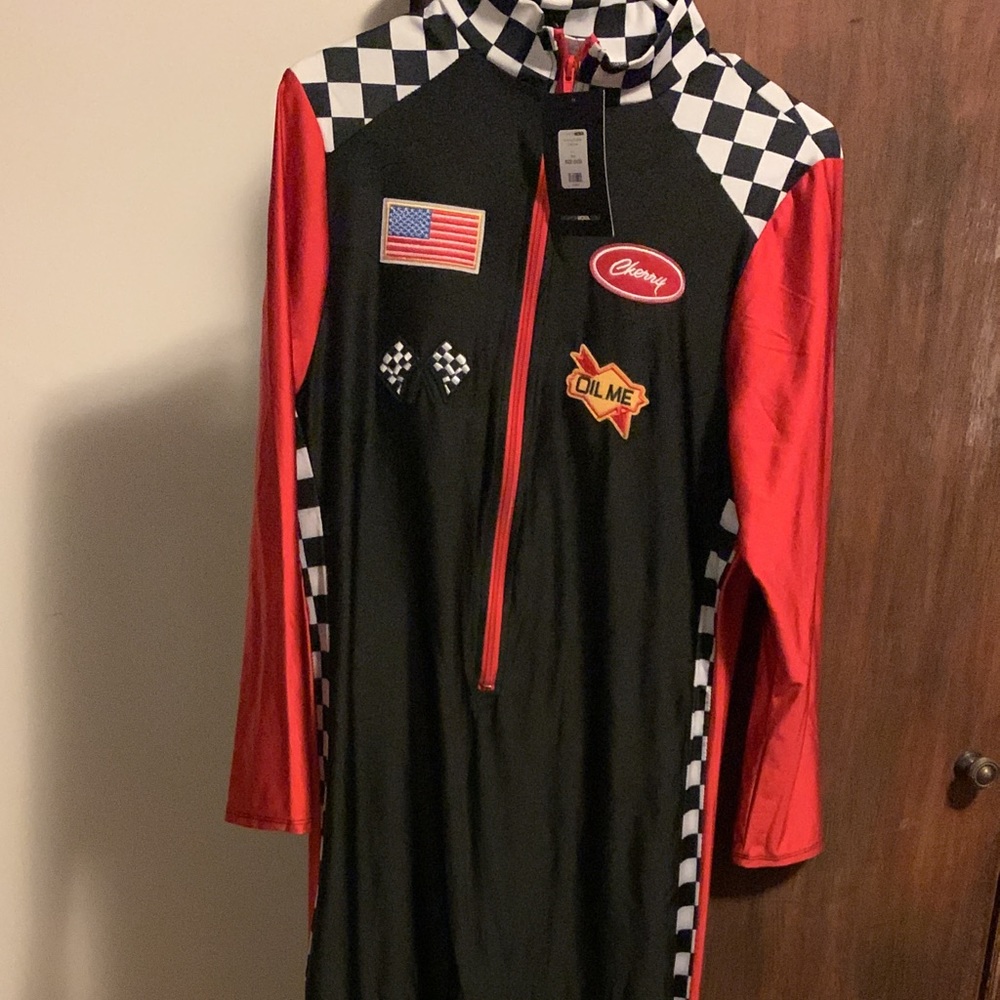 I am selling a fashion nova Halloween costume. Size is 2x-3x. Nwt never worn